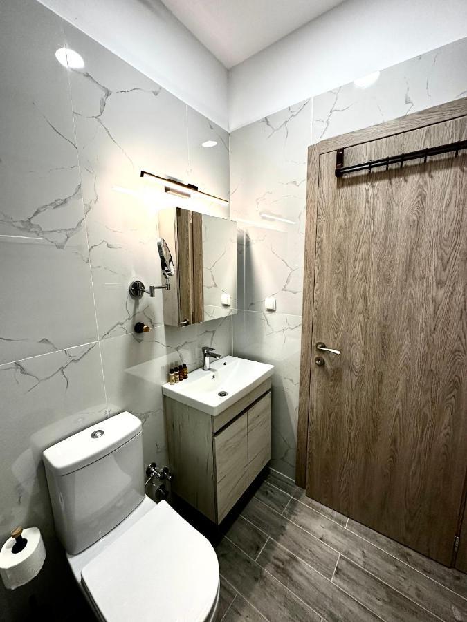 Apartment Travelers Luxury Suites, & *