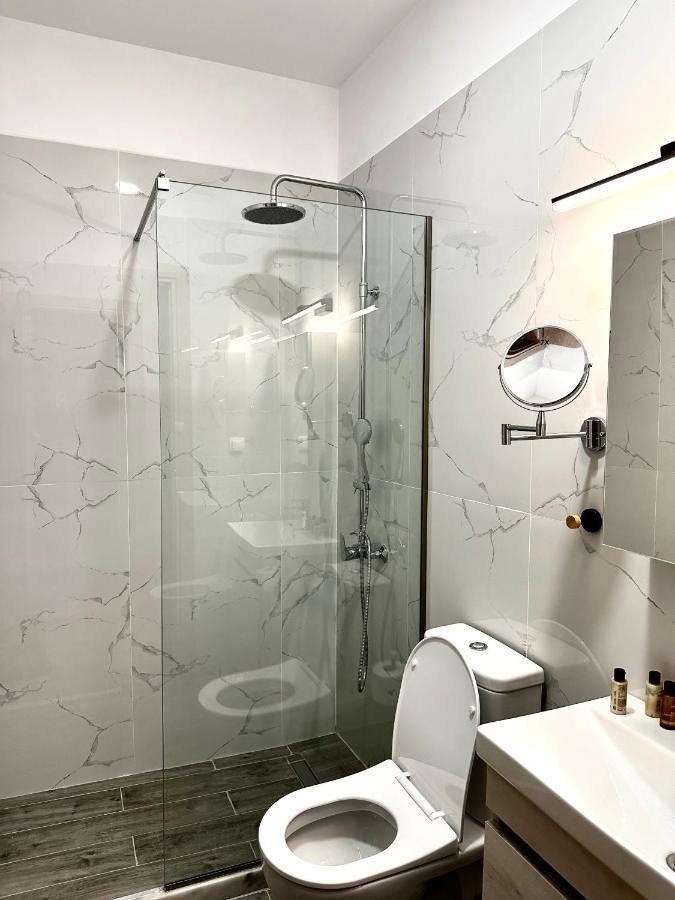 Travelers Luxury Suites, & Apartment *