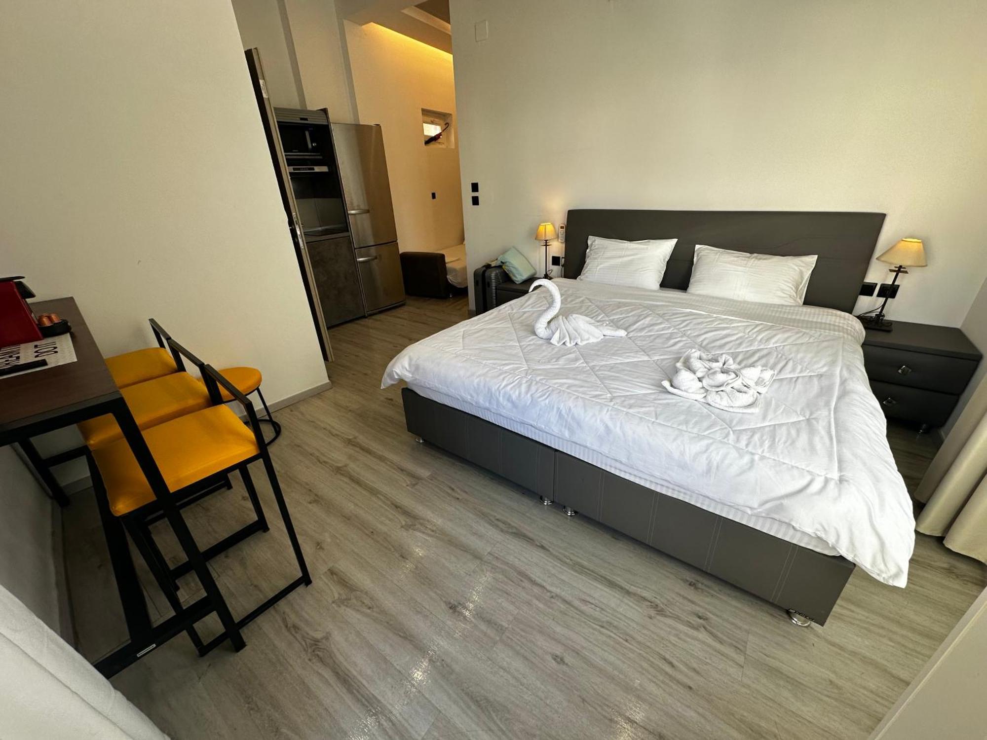 Apartment Travelers Luxury Suites, & *