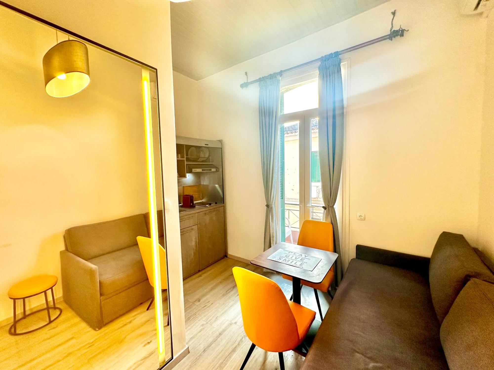 Apartment Travelers Luxury Suites, & *