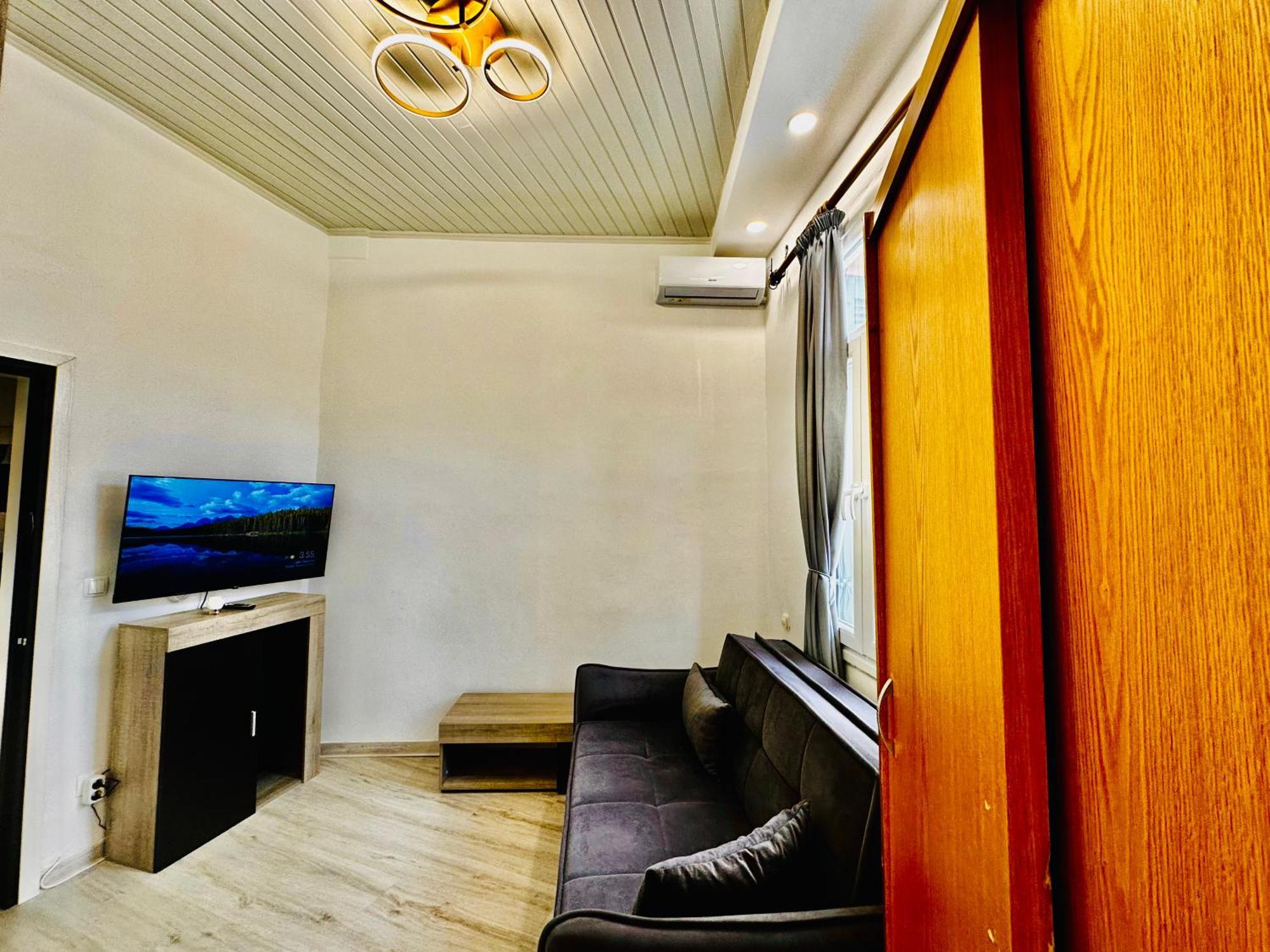 Travelers Luxury Suites, & Apartment *