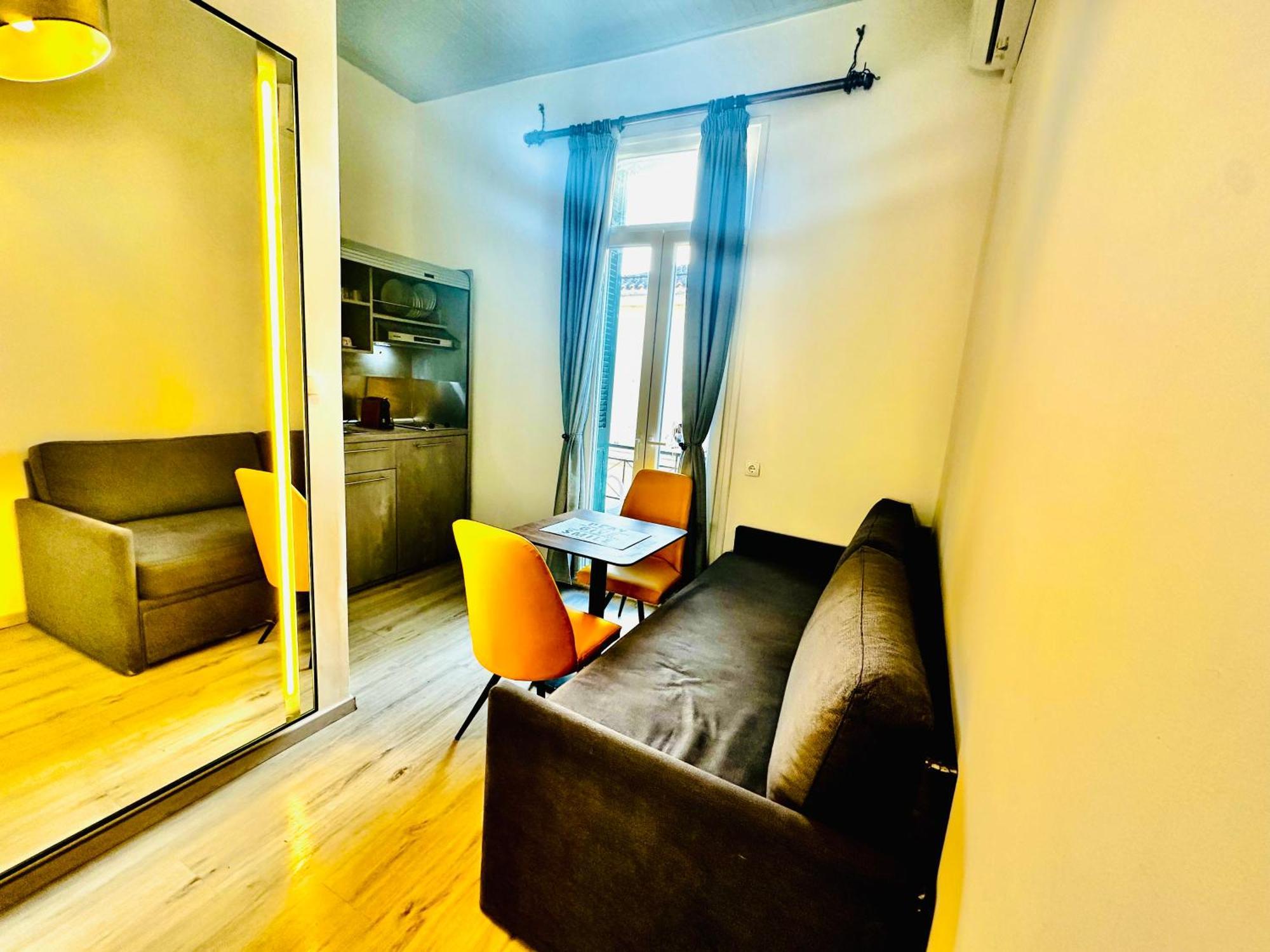 Apartment Travelers Luxury Suites, & *