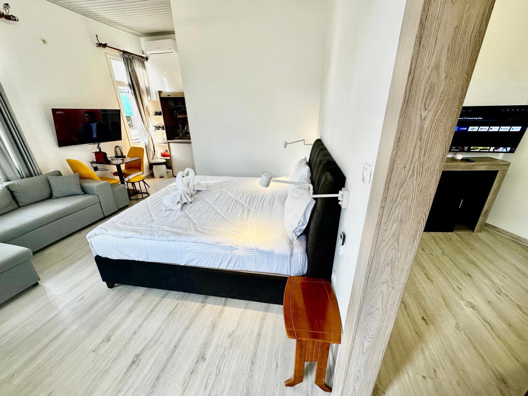 Apartment Travelers Luxury Suites, & *
