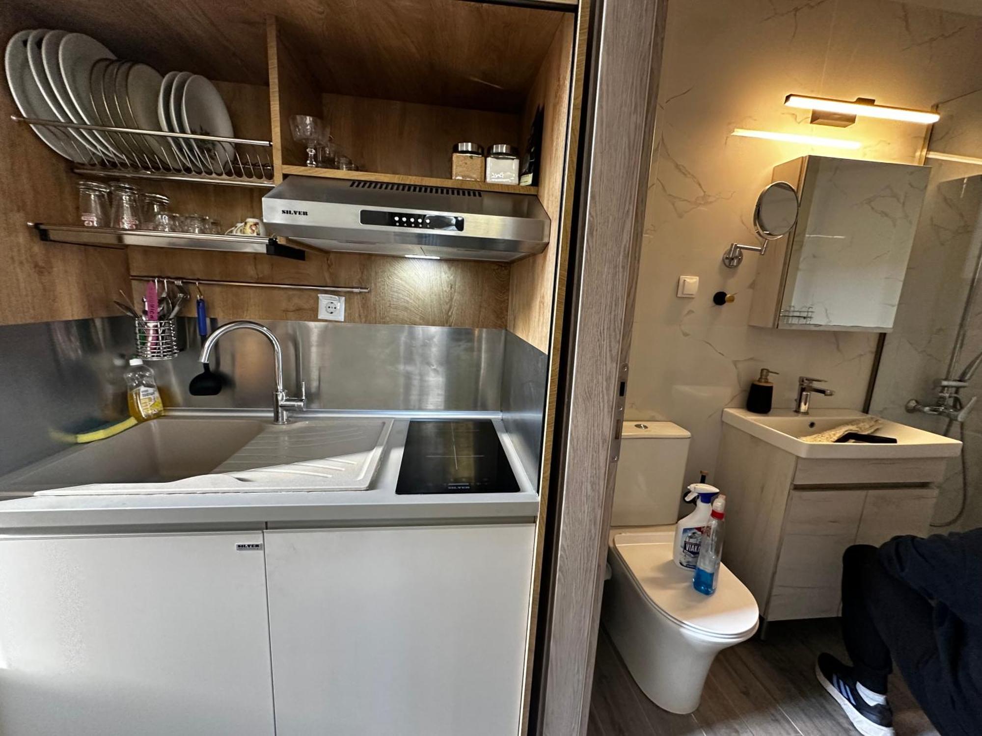 Travelers Luxury Suites, & Apartment *