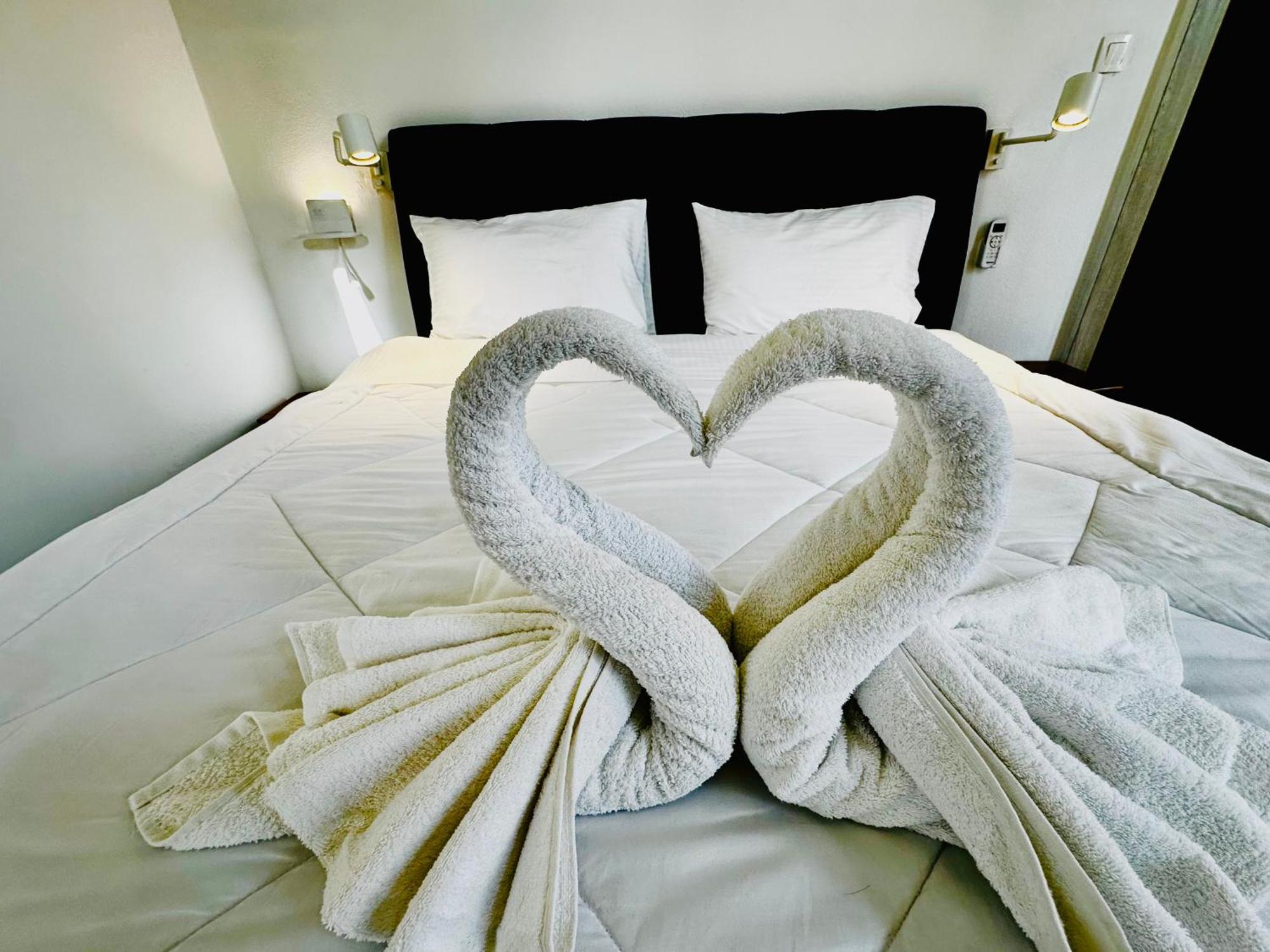 Apartment Travelers Luxury Suites, & *