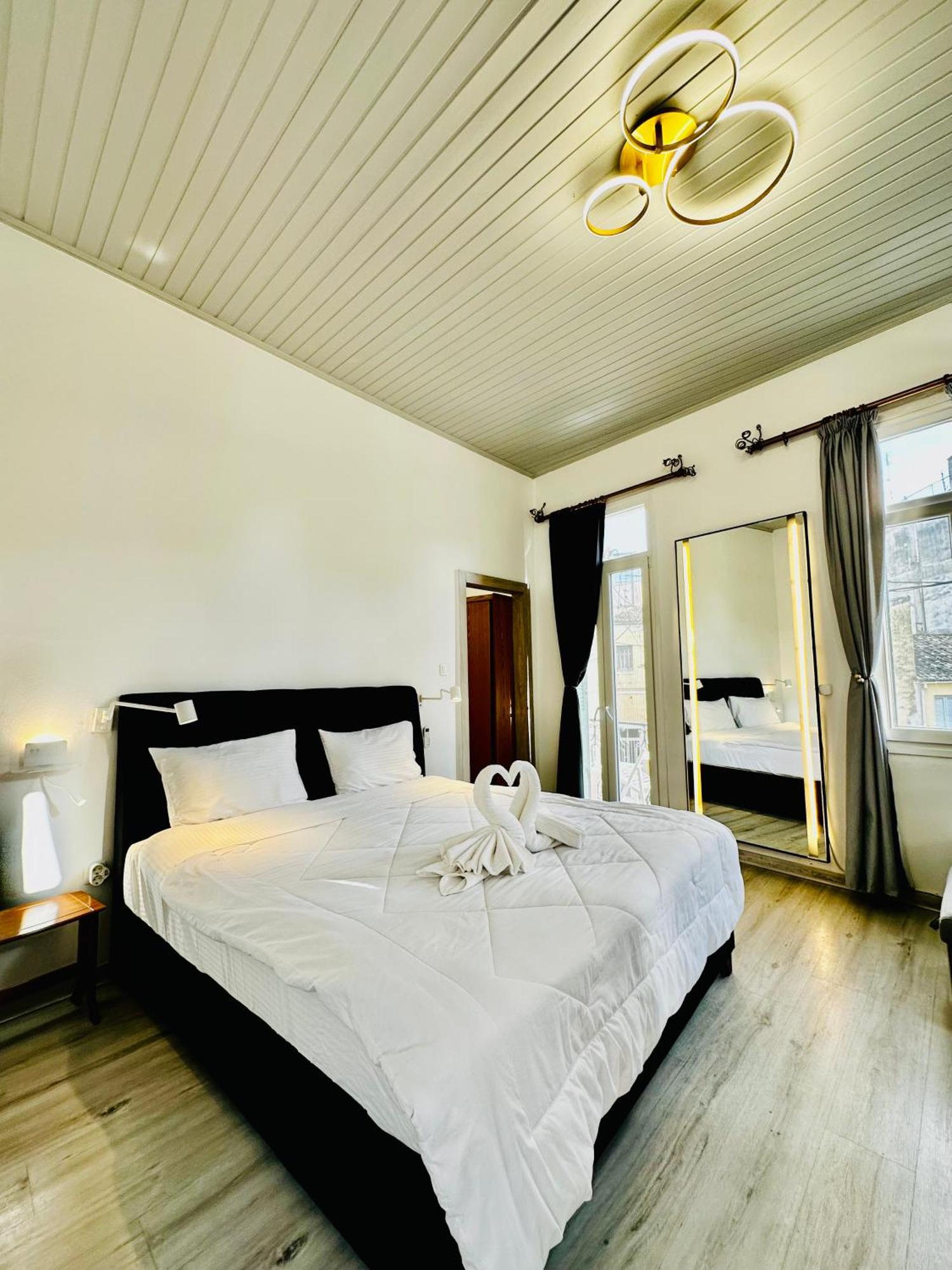 Apartment Travelers Luxury Suites, & *