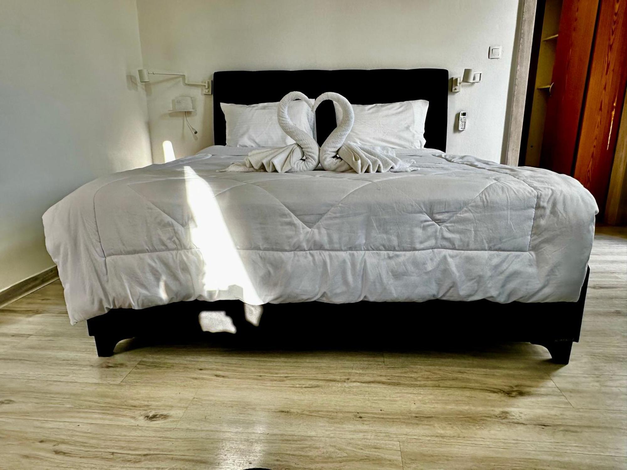 Apartment Travelers Luxury Suites, & *
