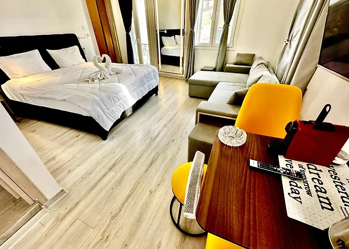 Travelers Luxury Suites, Studios & Apartments