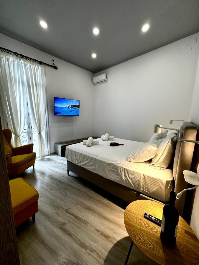 Apartment Travelers Luxury Suites, & *