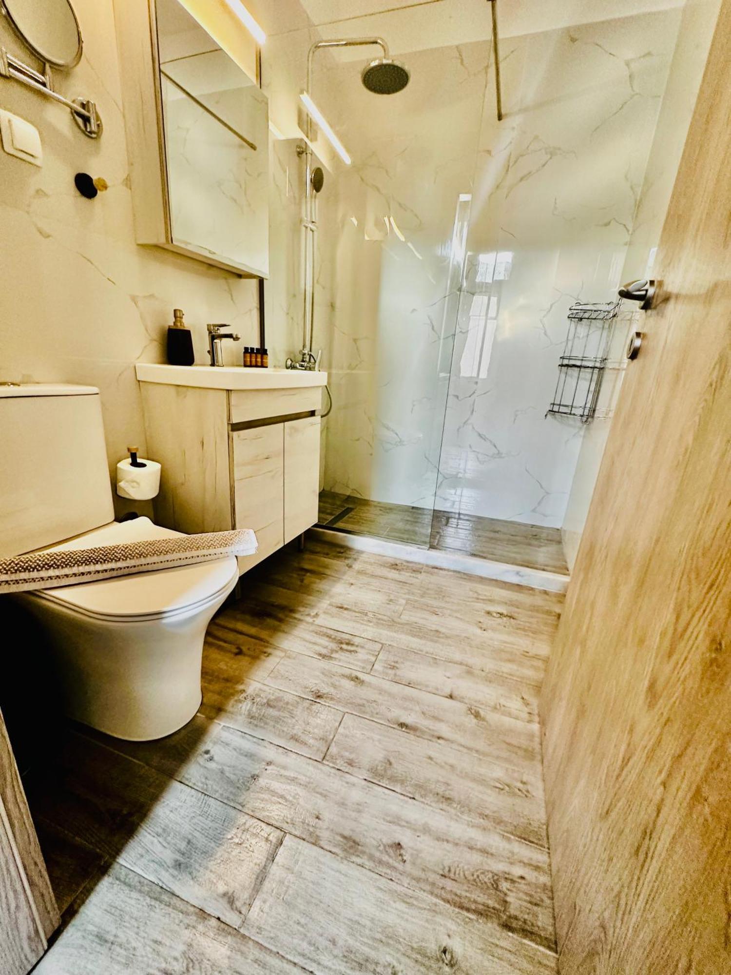 Apartment Travelers Luxury Suites, &