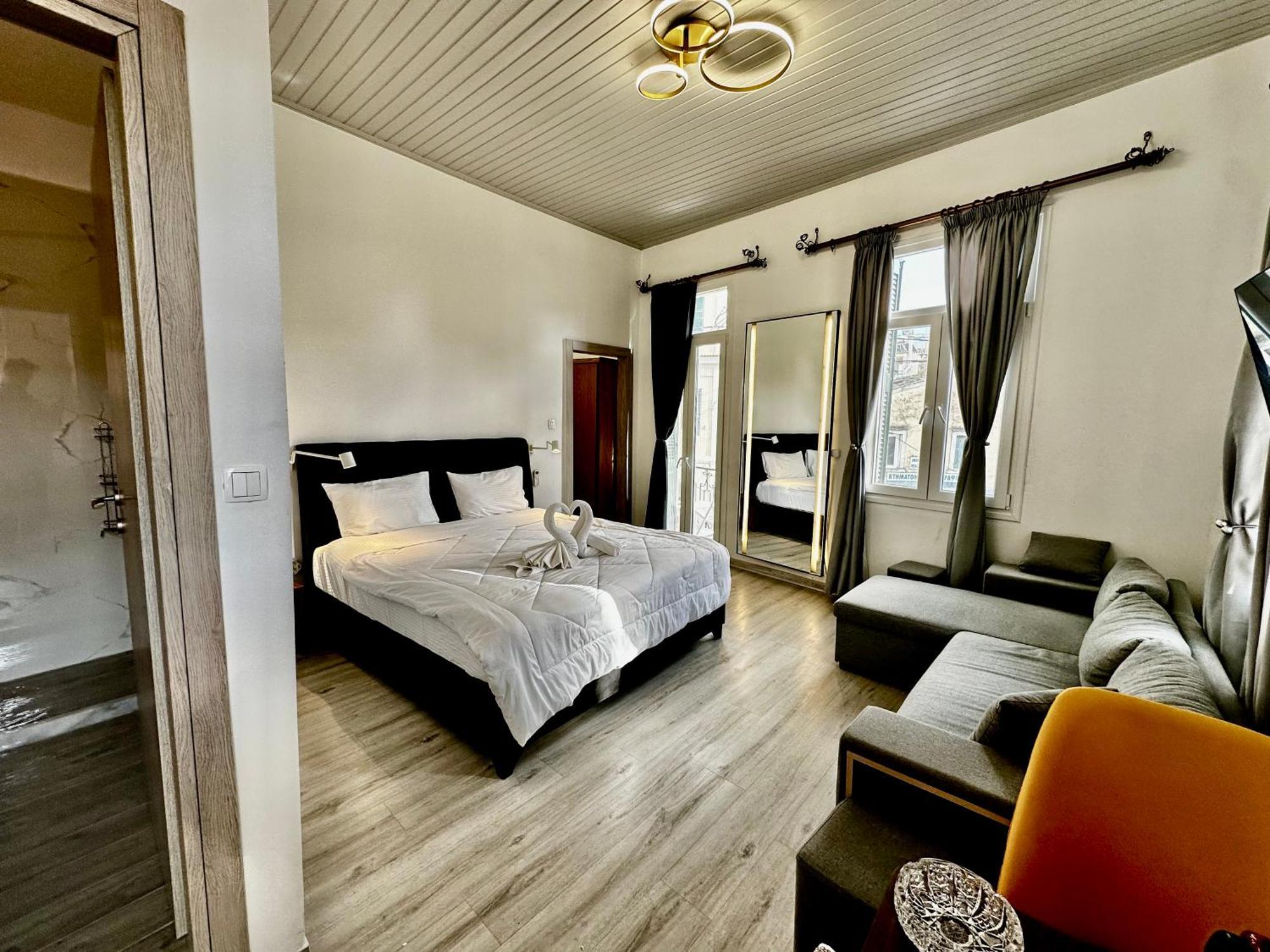 Apartment Travelers Luxury Suites, & *